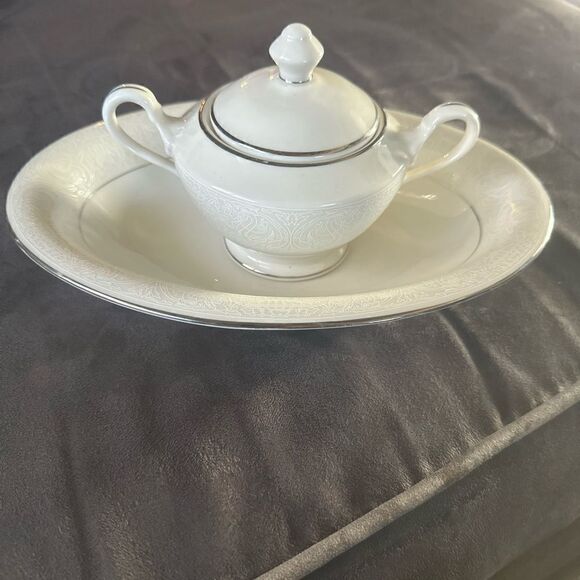 American Manor Real China Chantilly collection dinnerware . - Picture 2 of 14